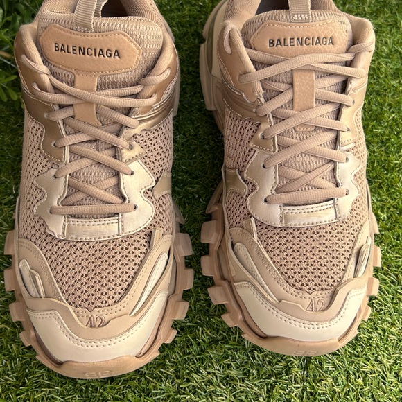 BALENCIAGA
Track.3 Sneakers - Balenciaga - Beige Mix
$1,025 Sz 42 men 9 women 12 - Picture 12 of 17